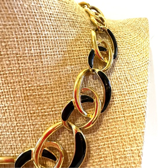 Trifari Chunky Collar Chain Statement Necklace Gold Tone w/ black enamel details - Picture 5 of 9